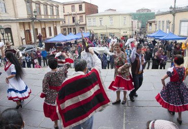 PUCV desarrolla muestra de bailes típicos en Iglesia La Matriz como antesala a Fiestas Patrias - Foto 3