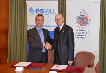 PUCV y Esval firman convenio para fomentar la investigación y desarrollo de prácticas profesionales - Foto 1