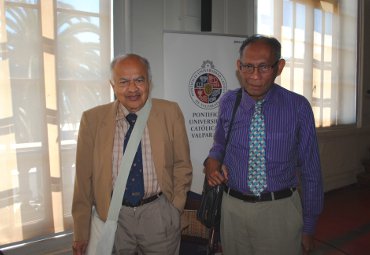 Astrónomo Chandra Wickramasinghe y astrofísico Jayant Narlikar participan en conversatorio en la PUCV - Foto 1