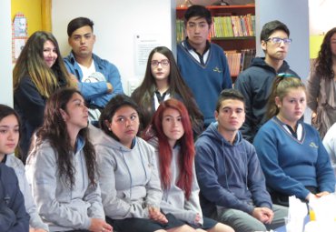 Profesores de Castellano PUCV finalizan preuniversitario gratuito con importante mejora en estudiantes vulnerables - Foto 1
