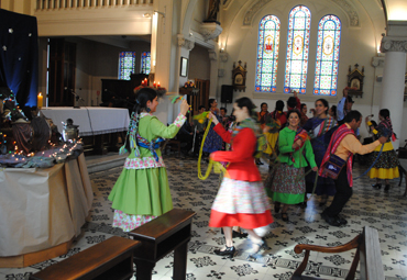 Comunidad universitaria participa en tradicional Liturgia de Navidad y Saludo al Pesebre - Foto 2