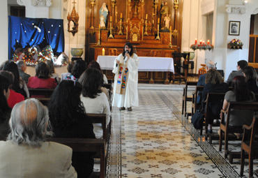 Comunidad universitaria participa en tradicional Liturgia de Navidad y Saludo al Pesebre - Foto 1