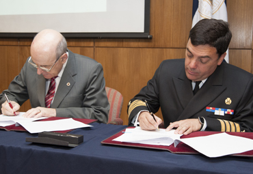 PUCV suscribe convenio con el Departamento de Bienestar Social de la Primera Zona Naval - Foto 1