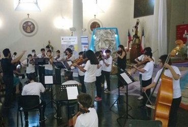 Orquesta Infantil y Juvenil realizó muestra en Iglesia La Matriz y visitó el Teatro Municipal de Santiago - Foto 1