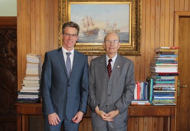 Embajador de Australia visita la PUCV para avanzar en cooperación internacional