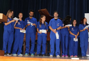 Escuela de Kinesiología realiza ceremonia de investidura para estudiantes que inician prácticas laborales - Foto 2