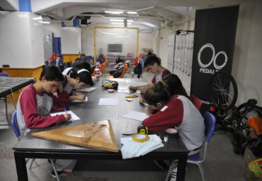 Escolares participan en taller sobre trabajo en equipo en el mundo profesional - Foto 1