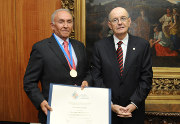 Patricio Quiroz recibe distinción Fides et Labor al Mérito Funcionario - Foto 1