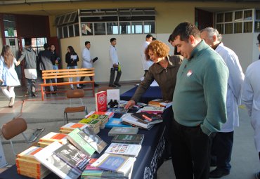 PUCV celebra Día Internacional del Libro con donación a Liceo Juan XXIII de Villa Alemana - Foto 1