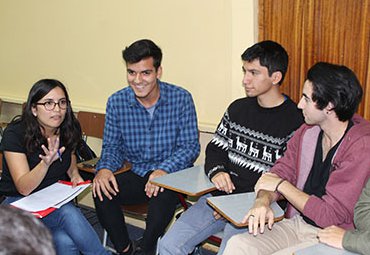 Estudiantes de primer año realizan primera evaluación de su inserción a la vida universitaria - Foto 1