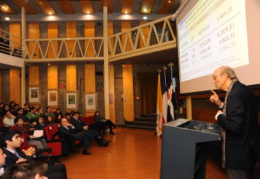 Economista Ricardo Ffrench-Davis expone sobre desarrollo sostenible en la Escuela Óscar Romero de la PUCV - Foto 2