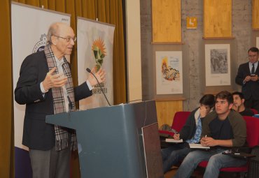 Economista Ricardo Ffrench-Davis expone sobre desarrollo sostenible en la Escuela Óscar Romero de la PUCV - Foto 1