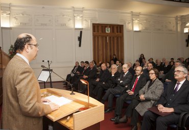 PUCV confiere grado de Doctor Scientiae et Honoris Causa a destacado abogado Eduardo Vío Grossi - Foto 1