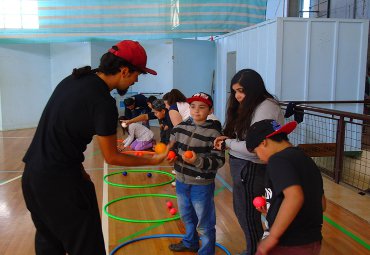 Escuela de Educación Física colabora en proyecto para niños del campamento Felipe Camiroaga de Forestal - Foto 1