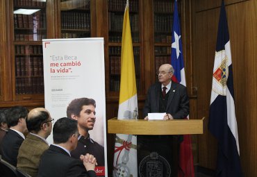 Banco Santander entrega becas para movilidad internacional a académico y alumnos de la PUCV - Foto 2