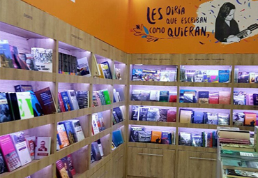 Editorial PUCV presentó títulos de Gabriela Mistral, Eduardo Cavieres y otros autores en la Feria del Libro de Lima - Foto 1