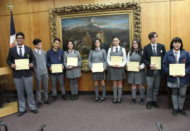 PUCV certifica a escolares que finalizaron Curso de Educación Cívica impartido por la Escuela de Derecho - Foto 1
