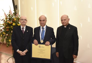 Dr. Raúl Buono-Core recibe distinción como Profesor Emérito de la Pontificia Universidad Católica de Valparaíso - Foto 1