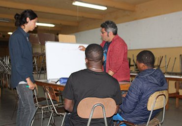 Estudiantes PUCV imparten clases de español para inmigrantes haitianos - Foto 1