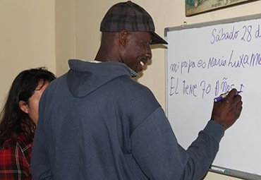 Estudiantes PUCV imparten clases de español para inmigrantes haitianos - Foto 2