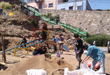 Profesora de la Facultad de Teología trabaja en proyecto que transformará microbasural en espacio recreativo y ecológico del Cerro Larraín - Foto 2