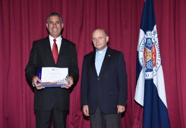 PUCV realiza ceremonia de distinción por trayectoria del personal de administración y servicios - Foto 2