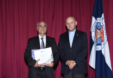 PUCV realiza ceremonia de distinción por trayectoria del personal de administración y servicios - Foto 3