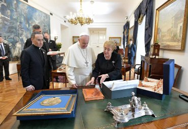 Papa Francisco recibe libros sobre Margot Loyola publicados por Ediciones Universitarias de Valparaíso - Foto 1