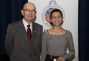 Estudiantes son reconocidos por recibir el Premio de Honor Rector Rubén Castro y la Beca PUCV - Foto 2