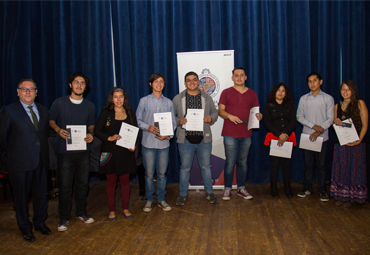 Estudiantes son reconocidos por recibir el Premio de Honor Rector Rubén Castro y la Beca PUCV - Foto 1
