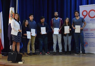 Inglés: Se entregaron certificaciones de la Universidad de Cambridge a 172 estudiantes - Foto 1