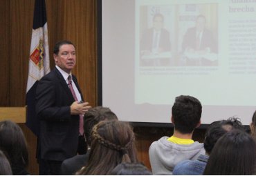 Presidente de Familias Empresarias de Chile realiza conferencia en la PUCV - Foto 1