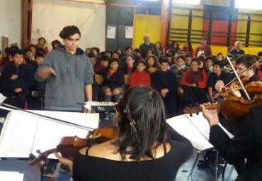Orquesta de Cámara PUCV realiza concierto educativo en el Liceo Bicentenario de Viña del Mar - Foto 2