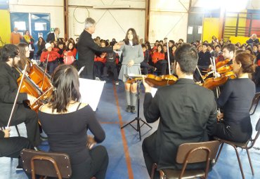 Orquesta de Cámara PUCV realiza concierto educativo en el Liceo Bicentenario de Viña del Mar - Foto 1