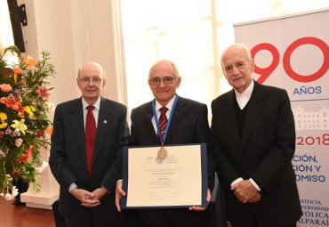 Académico Carlos de Carlos Stoltze es investido como Profesor Emérito de la PUCV - Foto 1