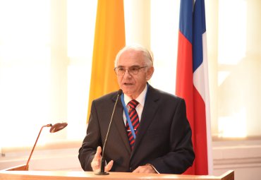 Académico Carlos de Carlos Stoltze es investido como Profesor Emérito de la PUCV - Foto 3