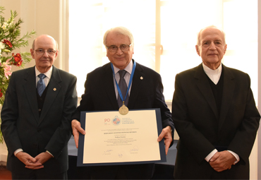 Bernardo Donoso Riveros es el nuevo Profesor Emérito de la PUCV: “Educar es hacer florecer” - Foto 1