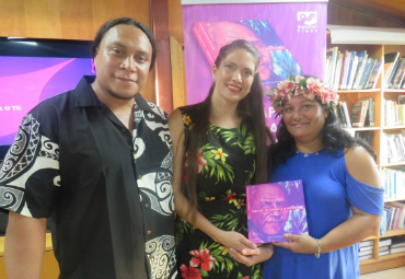 Ex alumna presenta libro sobre autonomía del pueblo Rapa Nui