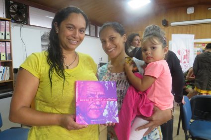 Ex alumna presenta libro sobre autonomía del pueblo Rapa Nui - Foto 4