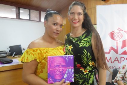 Ex alumna presenta libro sobre autonomía del pueblo Rapa Nui - Foto 2