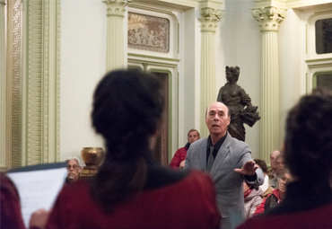 Destacado director cubano realizó concierto con Coro Femenino y Orquesta de Cámara PUCV - Foto 1
