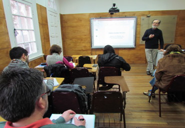 Facultad de Filosofía y Educación organizó clase magistral sobre las nuevas formas testimoniales de la poesía chilena - Foto 3