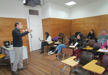 Facultad de Filosofía y Educación organizó clase magistral sobre las nuevas formas testimoniales de la poesía chilena - Foto 1