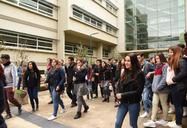 Estudiantes secundarios viven la experiencia universitaria en el Día Abierto PUCV - Foto 2