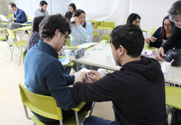 Ciencia práctica y a bajo costo: profesor del Museo Exploratorium de San Francisco imparte taller en la PUCV - Foto 2