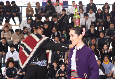 Conjunto Folclórico PUCV celebra Fiestas Patrias con la comunidad de la Escuela Gaspar Cabrales - Foto 2