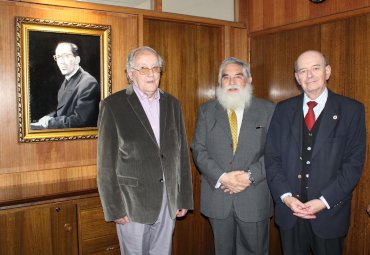 Ex alumnos PUCV donan retrato del ex rector Hernán Larraín Acuña - Foto 1