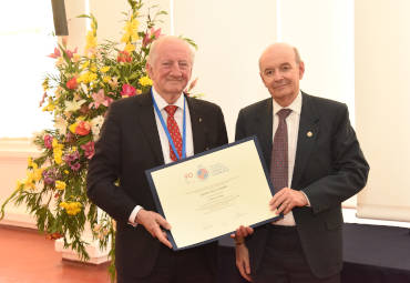 Académico Ramiro Mège es investido como Profesor Emérito de la PUCV - Foto 1