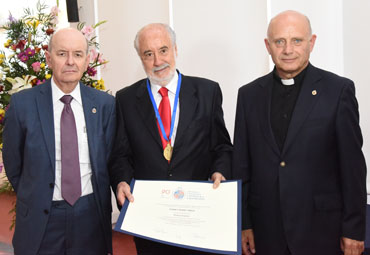 Abogado Pedro Pierry es investido como Profesor Emérito PUCV - Foto 1