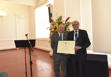 PUCV entrega grado de Doctor Honoris Causa a académico español Antonio Morales Moreno - Foto 3